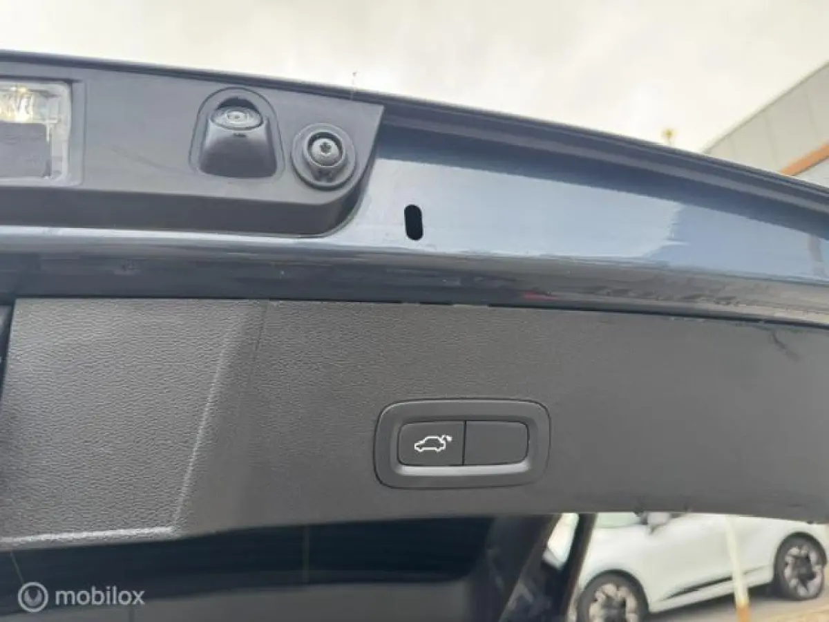 1.5 T3 Inscription Trekhaak , 163pk , 1.600kg trekgewicht , Navigatie , Camera , Parkeerhulp voor & Achter , Lederbekleding incl stoel verwarming , Volvo dealer onderhouden