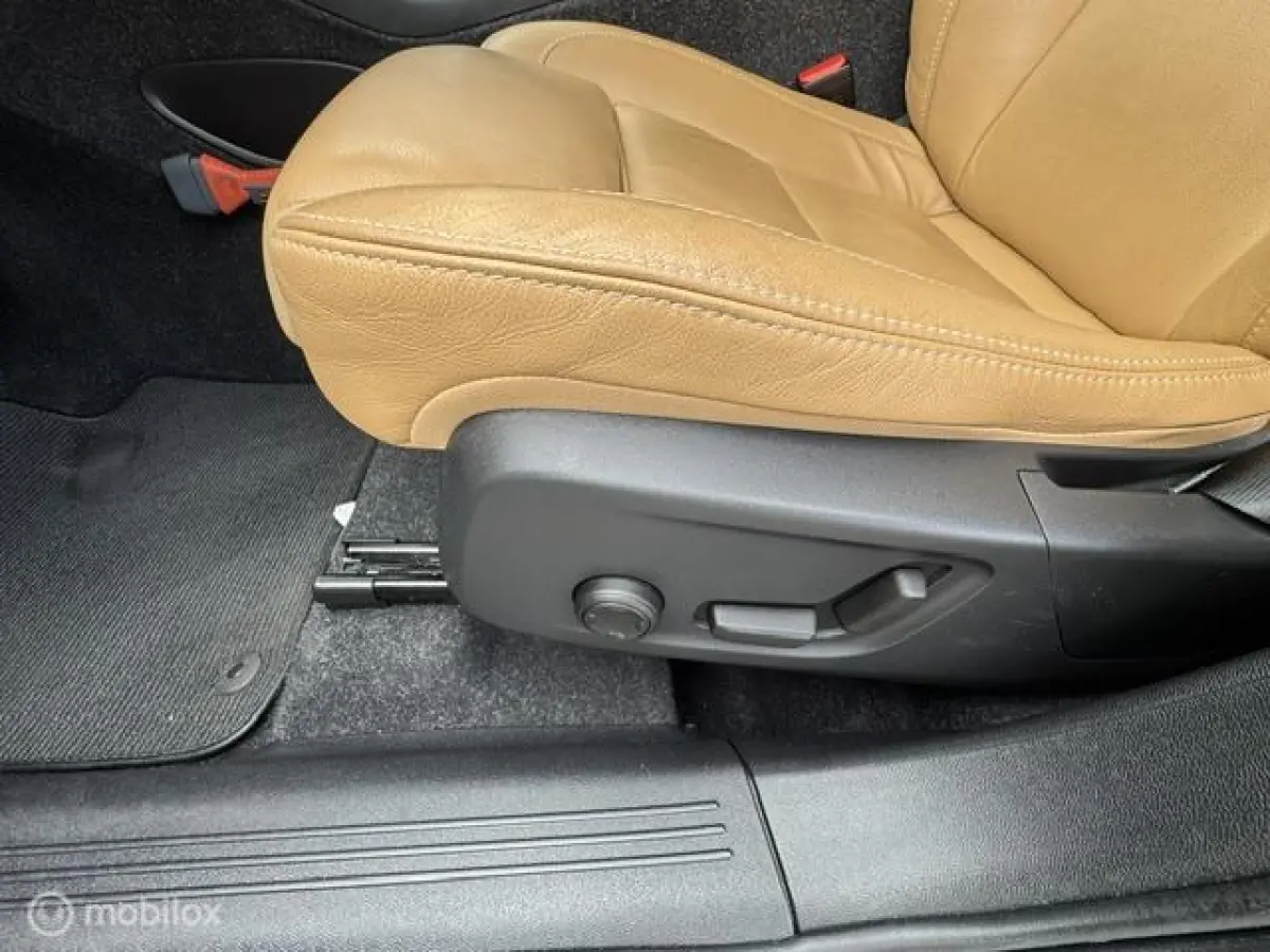 1.5 T3 Inscription Trekhaak , 163pk , 1.600kg trekgewicht , Navigatie , Camera , Parkeerhulp voor & Achter , Lederbekleding incl stoel verwarming , Volvo dealer onderhouden
