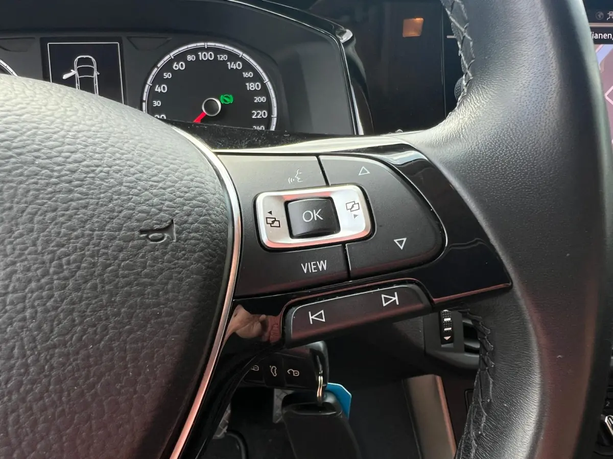 1.0 TSI COMFL. / DSG-AUTOMAAT / 5-DRS / NAVI / PDC /