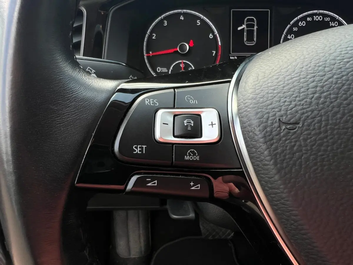 1.0 TSI COMFL. / DSG-AUTOMAAT / 5-DRS / NAVI / PDC /