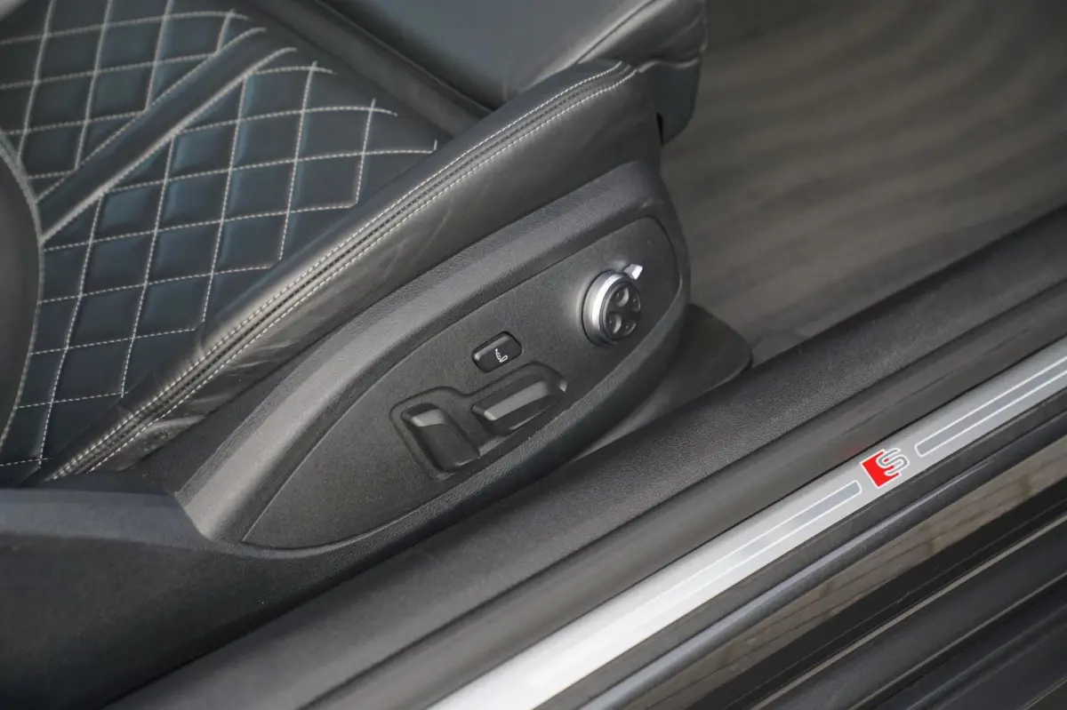 2.0 TFSI ultra Launch Edition | RS Zetels | Panorama | Massage stoelen | Stoelverwarming | LED | 2 x S-line | NAP