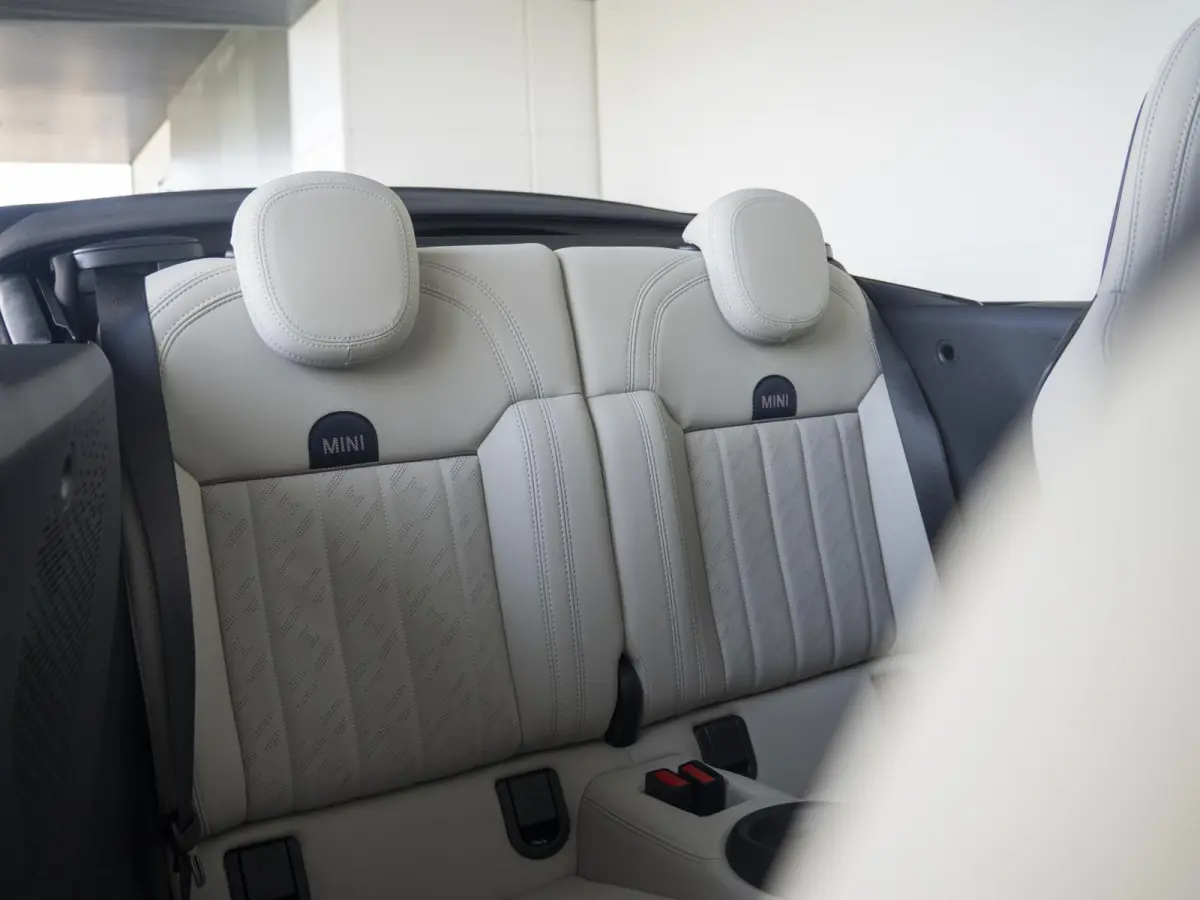 C Favoured XL-pakket | Elektrisch verstelbare stoelen | Harman Kardon | Parking Assistant Plus |