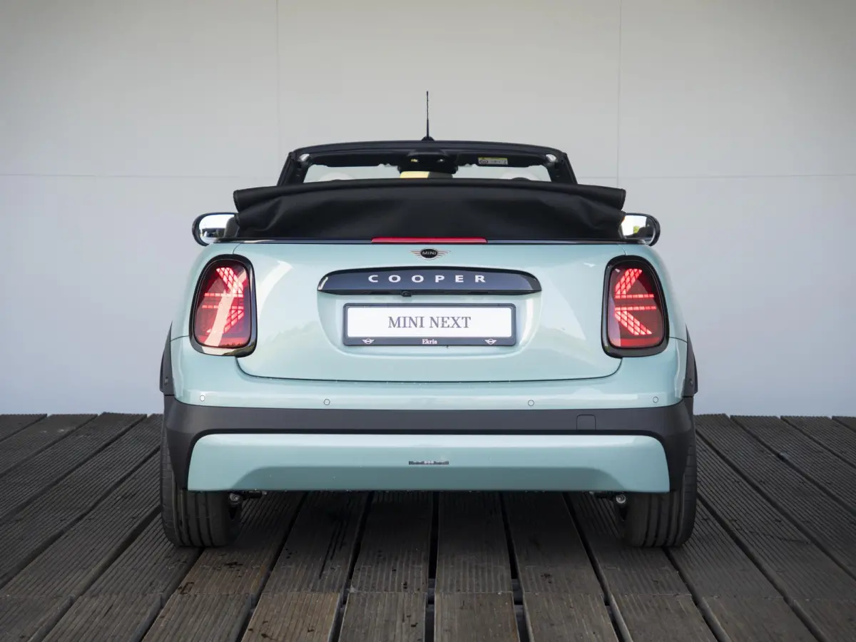C Favoured XL-pakket | Elektrisch verstelbare stoelen | Harman Kardon | Parking Assistant Plus |