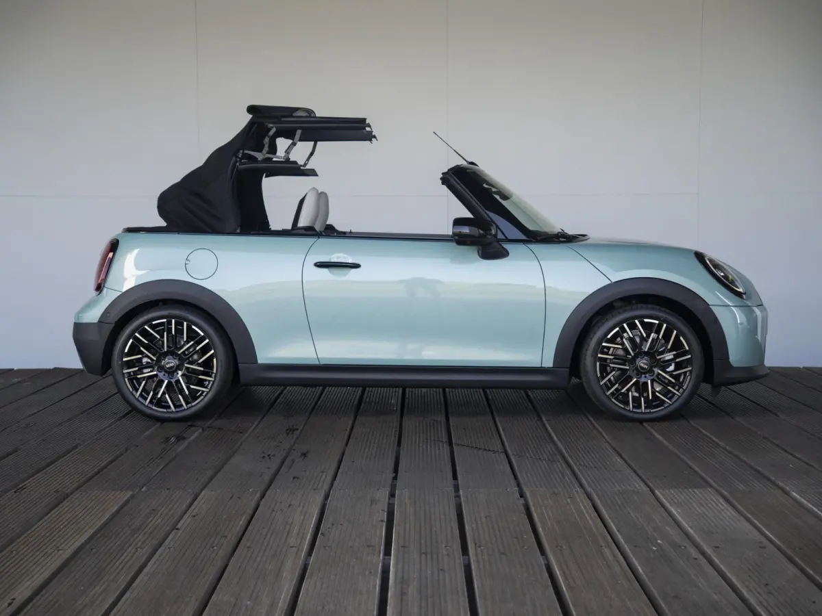 C Favoured XL-pakket | Elektrisch verstelbare stoelen | Harman Kardon | Parking Assistant Plus |
