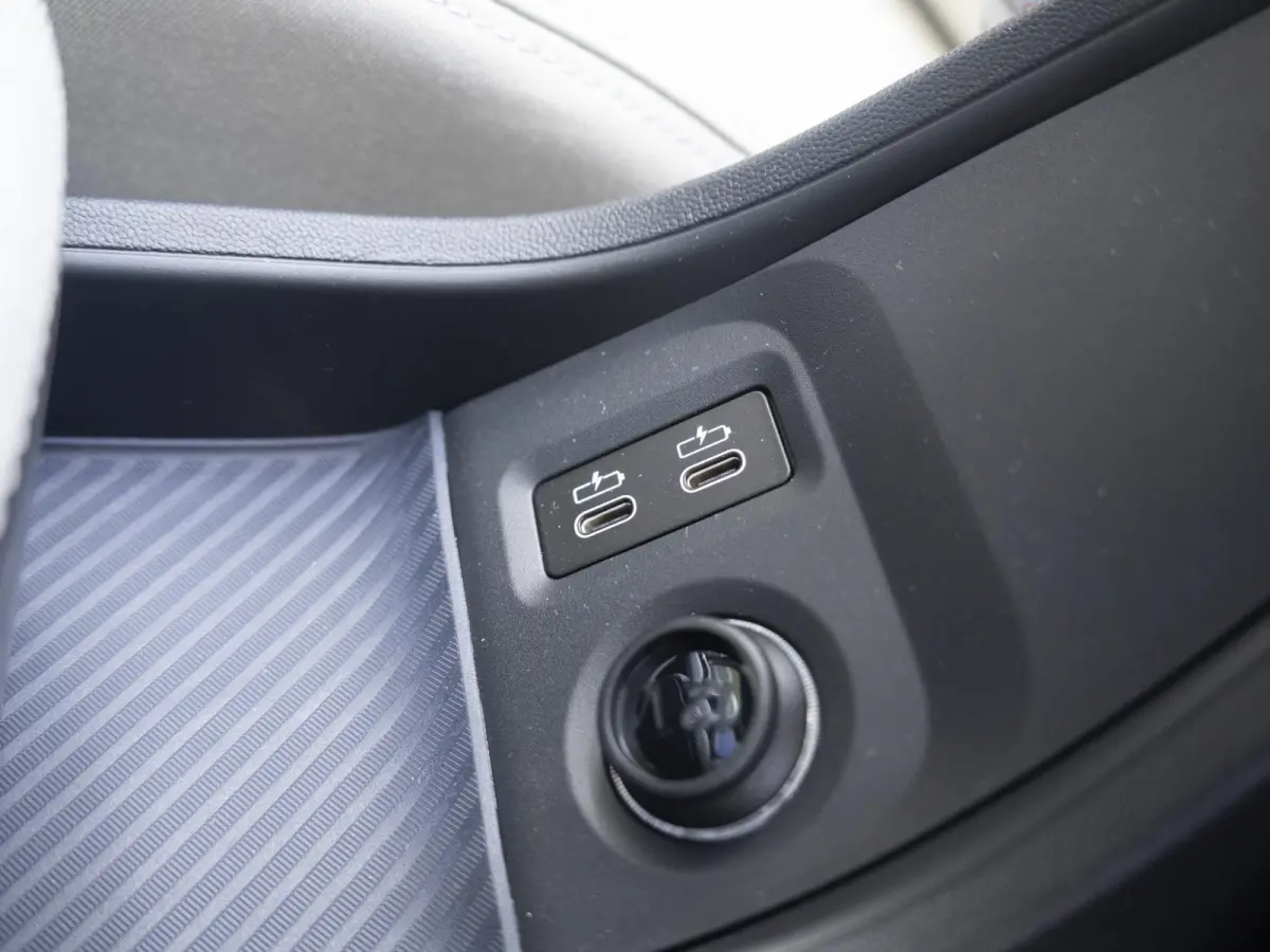 C Favoured XL-pakket | Elektrisch verstelbare stoelen | Harman Kardon | Parking Assistant Plus |