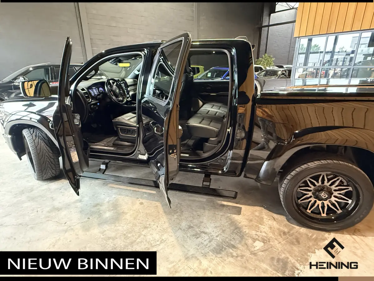 1500 5.7 V8 4x4 Crew Cab Limited Night. 22 inch. HUD. Luchtvering. Alle opties.