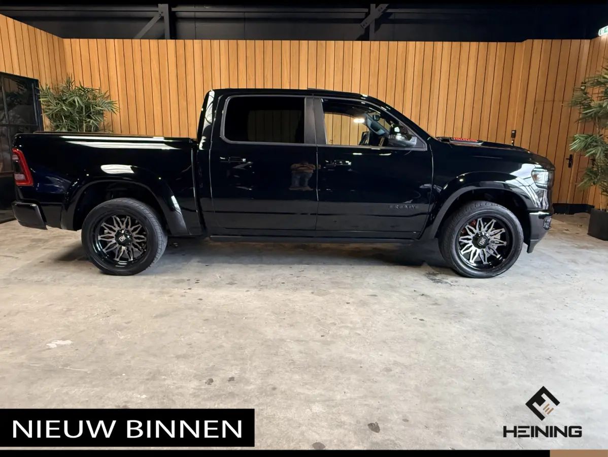 1500 5.7 V8 4x4 Crew Cab Limited Night. 22 inch. HUD. Luchtvering. Alle opties.