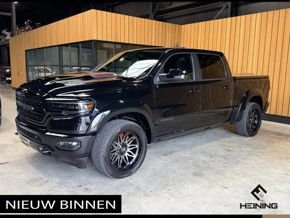 1500 5.7 V8 4x4 Crew Cab Limited Night. 22 inch. HUD. Luchtvering. Alle opties.