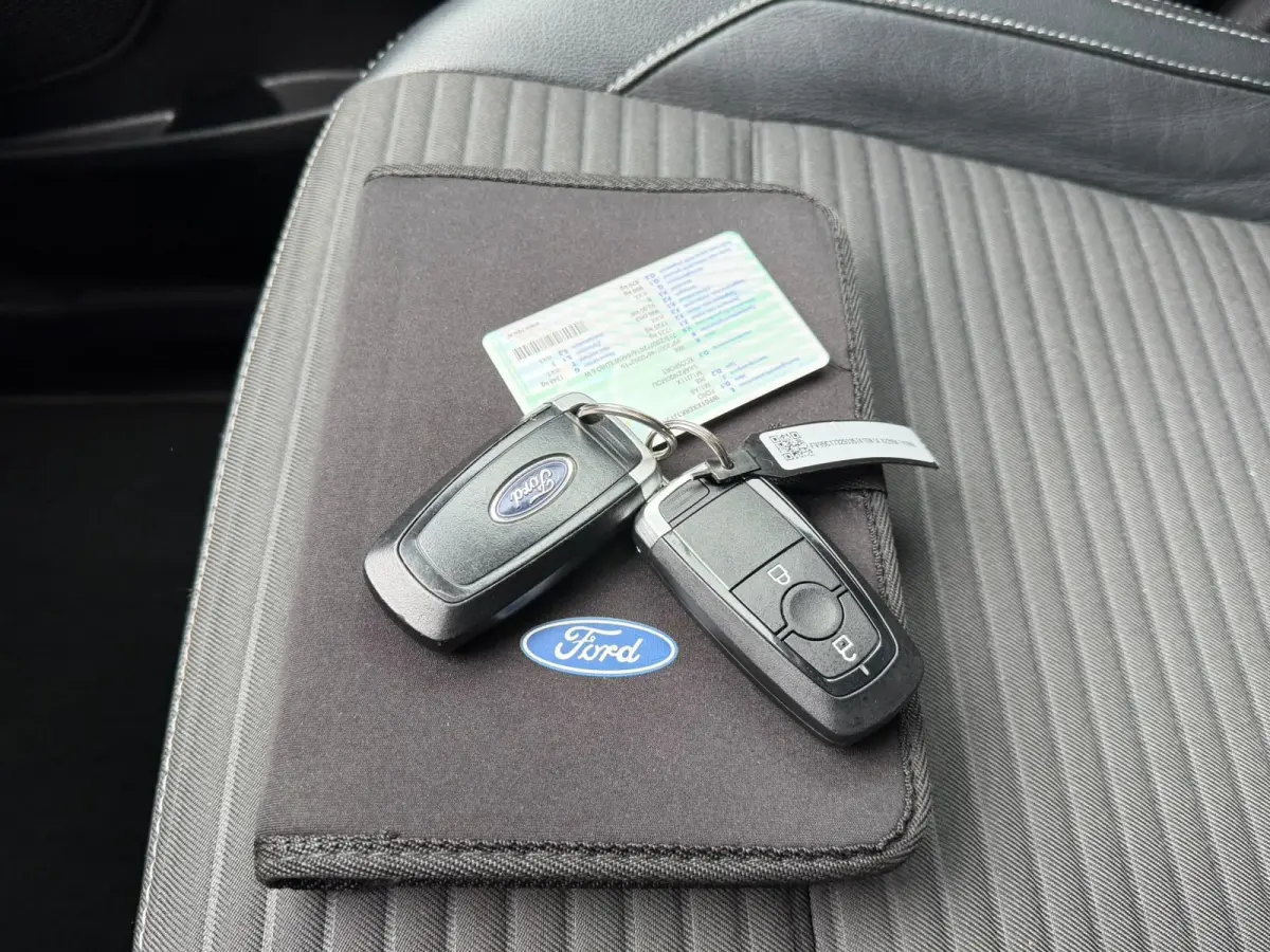 1.0 EcoBoost Titanium Ultimate | Apple Carplay | Trekhaak | Stuur & stoelverwarming | Sfeerverlichting