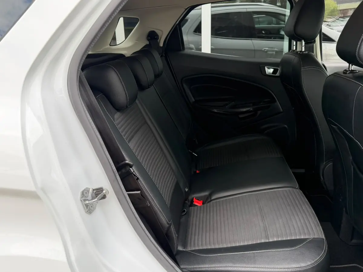 1.0 EcoBoost Titanium Ultimate | Apple Carplay | Trekhaak | Stuur & stoelverwarming | Sfeerverlichting