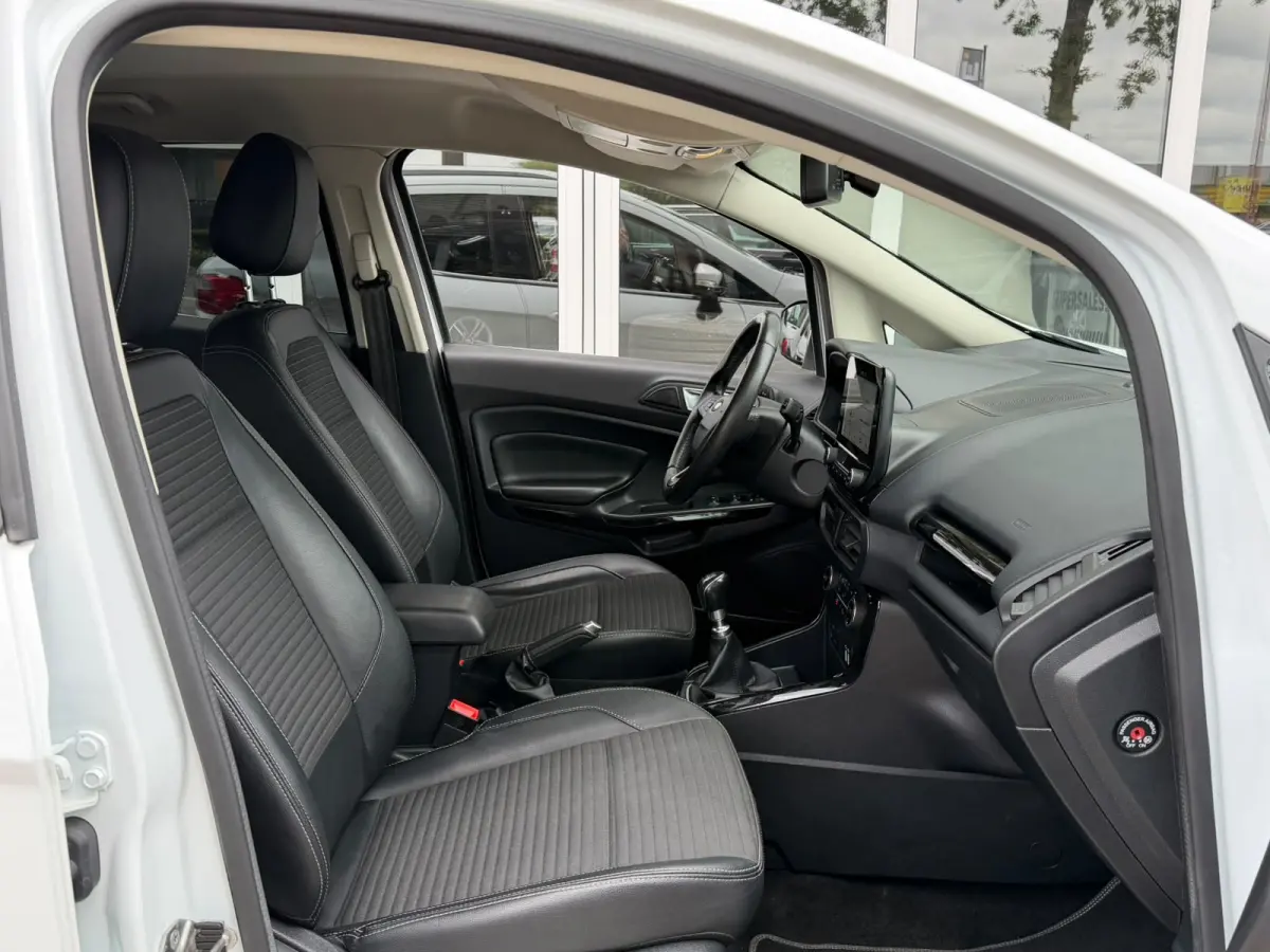 1.0 EcoBoost Titanium Ultimate | Apple Carplay | Trekhaak | Stuur & stoelverwarming | Sfeerverlichting