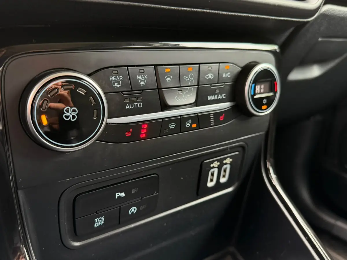 1.0 EcoBoost Titanium Ultimate | Apple Carplay | Trekhaak | Stuur & stoelverwarming | Sfeerverlichting