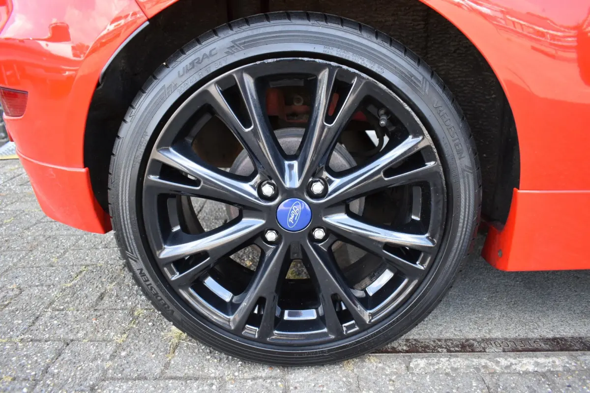 1.0 EcoBoost Red/Black Edition 140PK