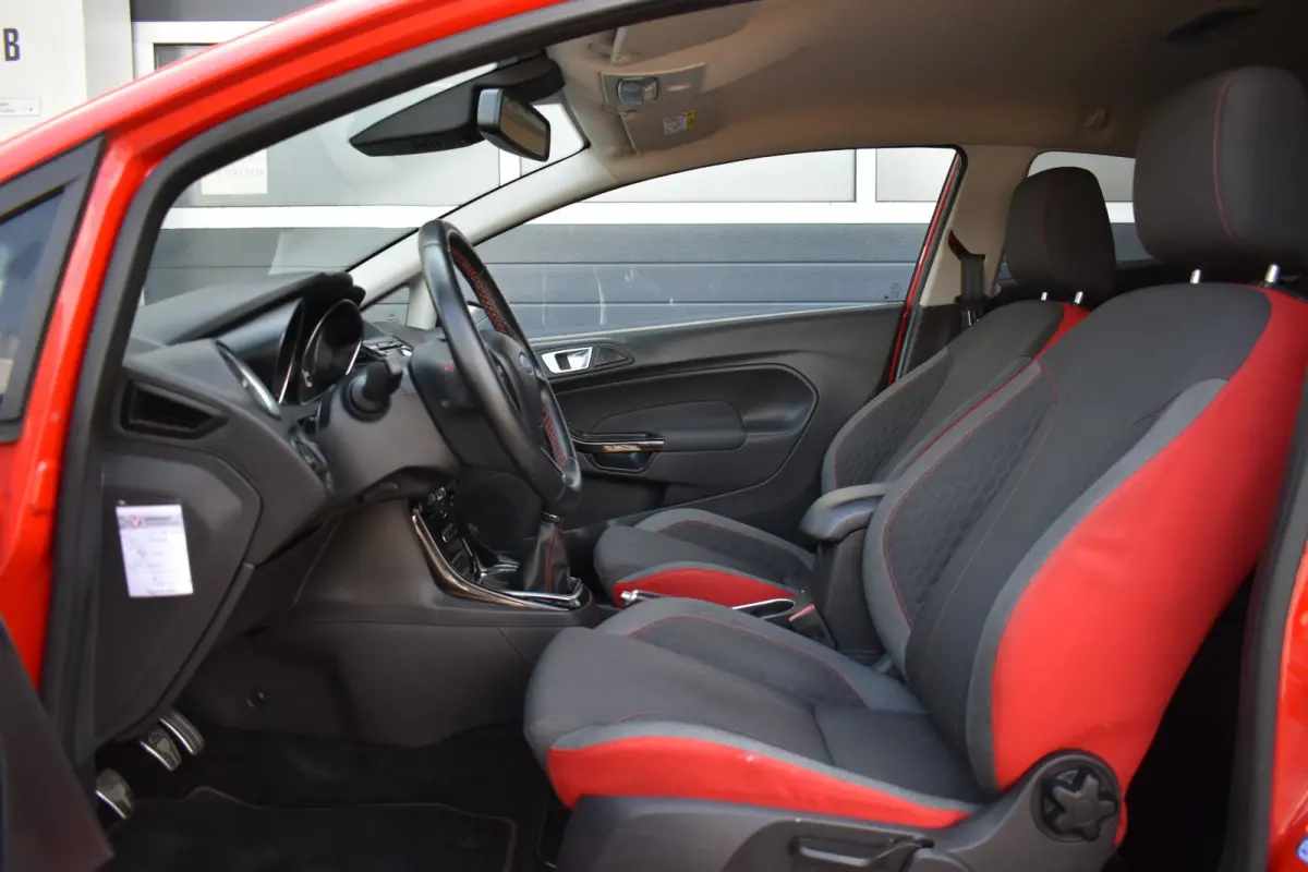 1.0 EcoBoost Red/Black Edition 140PK