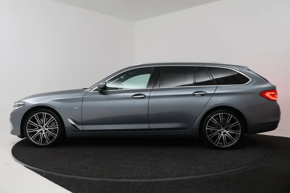 530i High Executive (PANORAMADAK, SFEERVERLICHTING, ELEKTR STOELEN, STOEL/STUUR VERWARMING, CAMERA)
