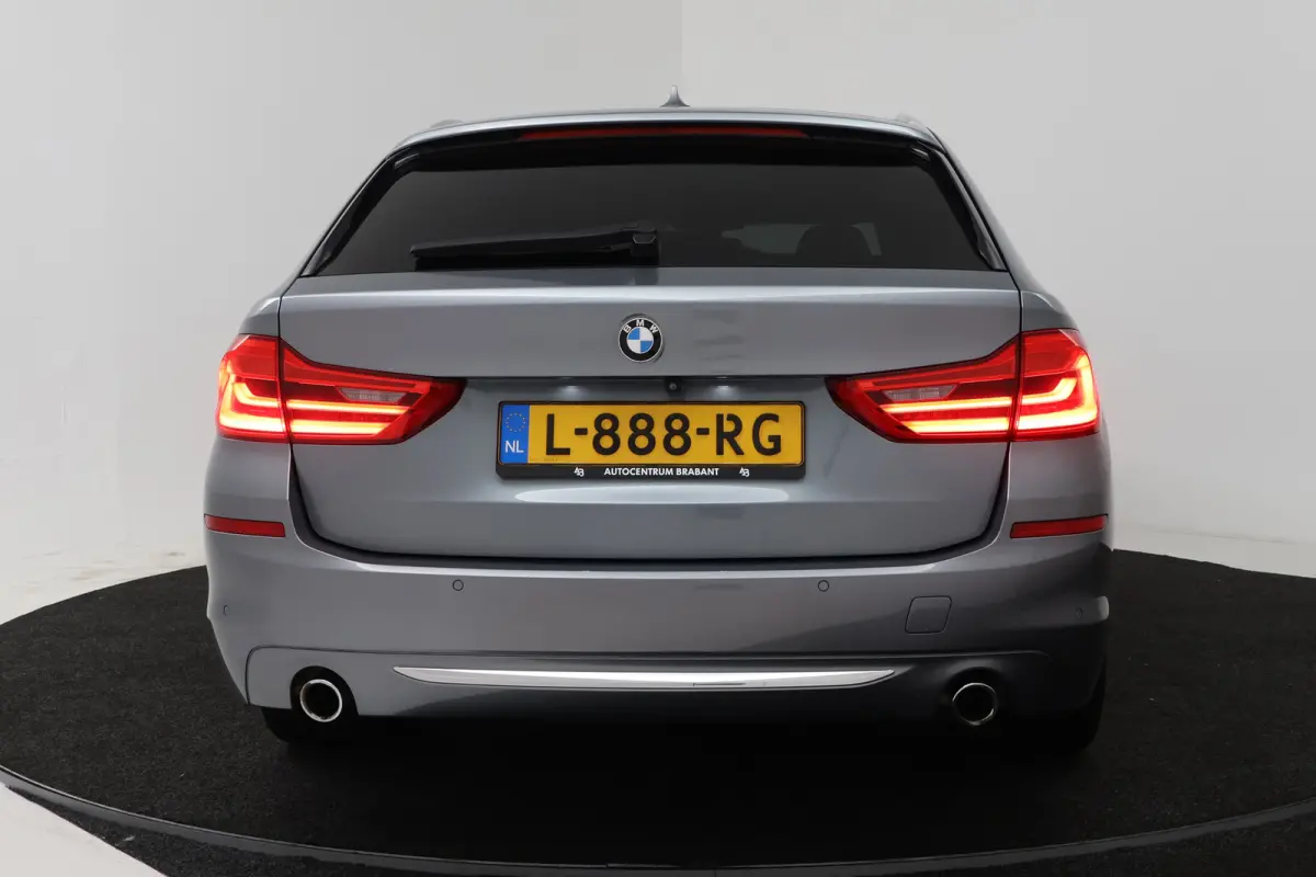 530i High Executive (PANORAMADAK, SFEERVERLICHTING, ELEKTR STOELEN, STOEL/STUUR VERWARMING, CAMERA)