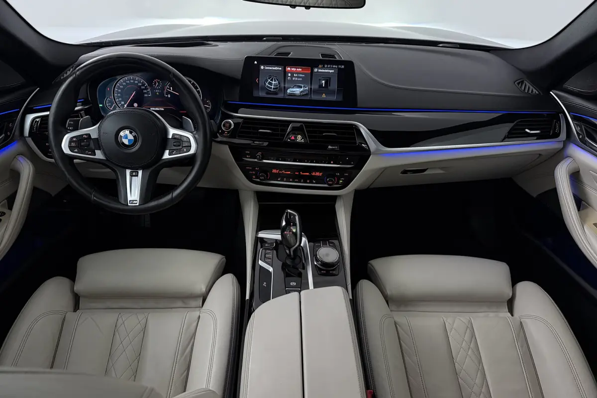 530i High Executive (PANORAMADAK, SFEERVERLICHTING, ELEKTR STOELEN, STOEL/STUUR VERWARMING, CAMERA)