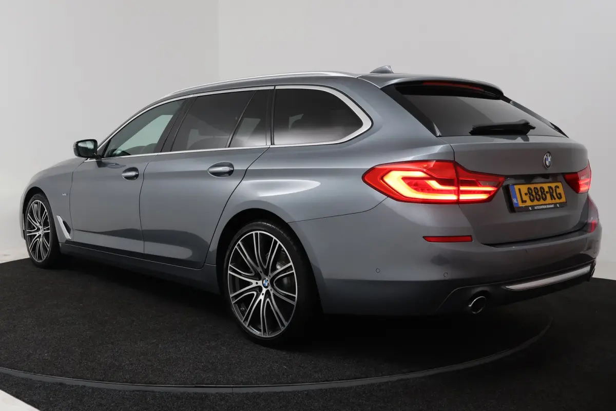 530i High Executive (PANORAMADAK, SFEERVERLICHTING, ELEKTR STOELEN, STOEL/STUUR VERWARMING, CAMERA)