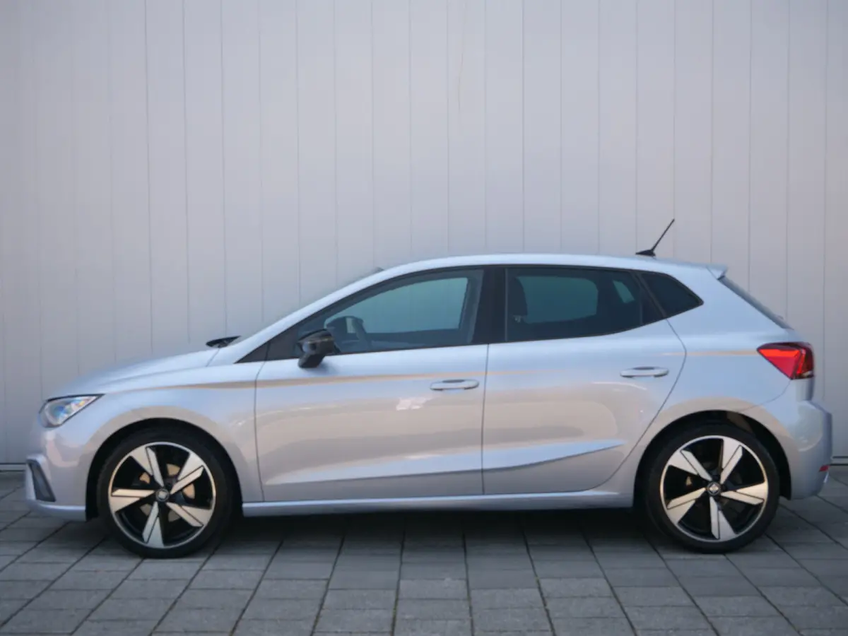 1.0 TSI FR Business Intense 110Pk Apple Carplay / Camera / PDC / Navi / Cruise Control