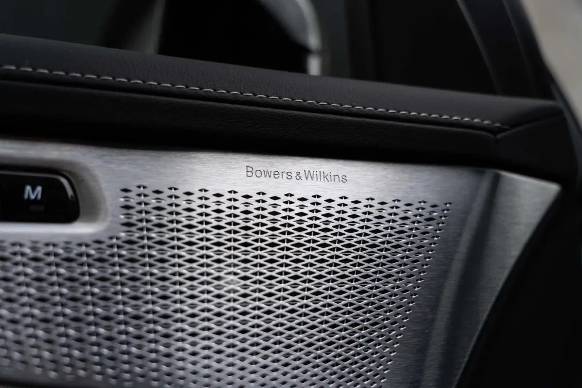 T8 Ultra Black Edition B&W Pano Lucht Massage 22"