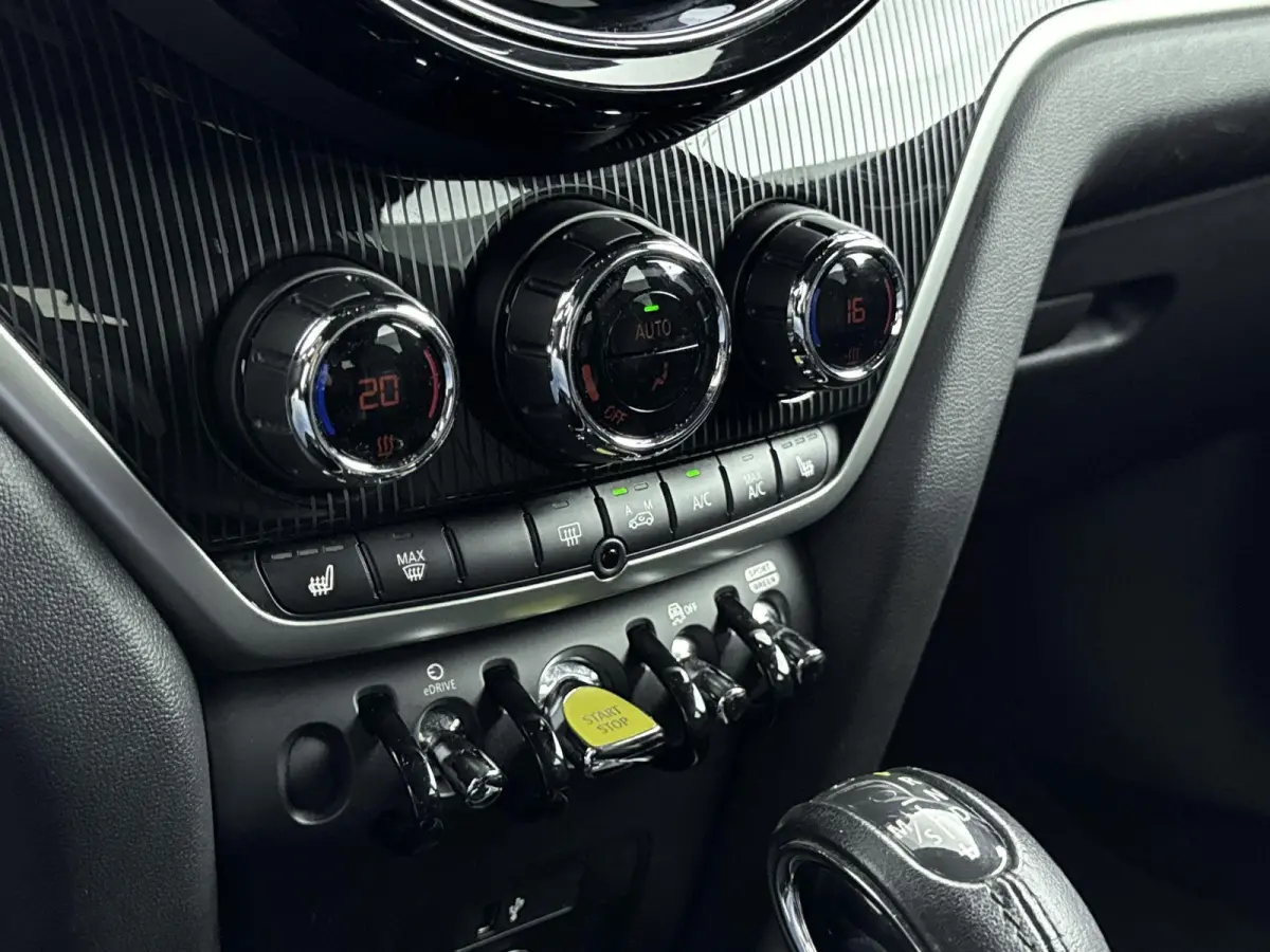 1.5 Cooper SE ALL4 Classic | Head-up display | Achteruitrijcamera | Stoelverwarming | Leder | Navigatie | Keyless | Afneembare Trekhaak