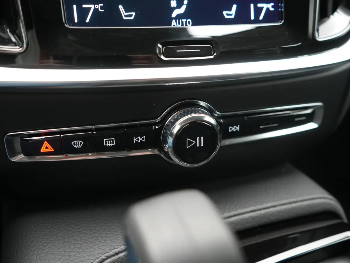 T6 Recharge AWD Inscription PHEV 340pk Dealer O.H | Trekhaak Af Fabriek | Camera | Harman / Kardon | Lederen Sportstoelen Verwarmd | Cruise Control | Apple Carplay | Stuurverwarming | Keyles