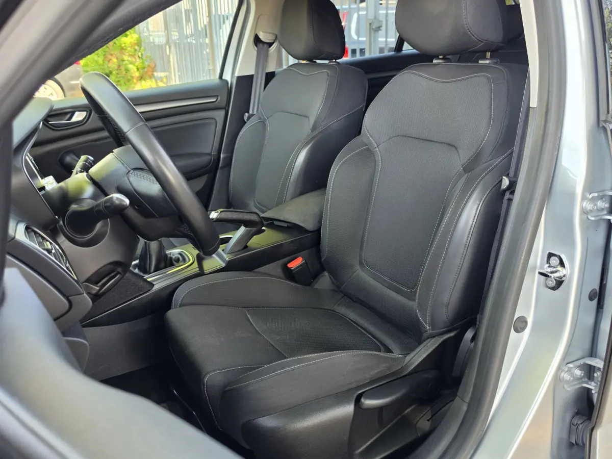 1.0 TCe Business Zen Camera Navi Carplay Incl Btw