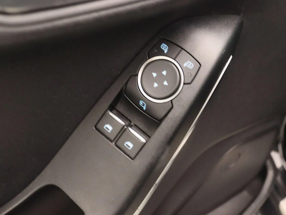 1.0 EcoBoost Titanium | Apple Carplay/Android Auto | Airconditioning | Cruise Control | Lichtmetalen Velgen |