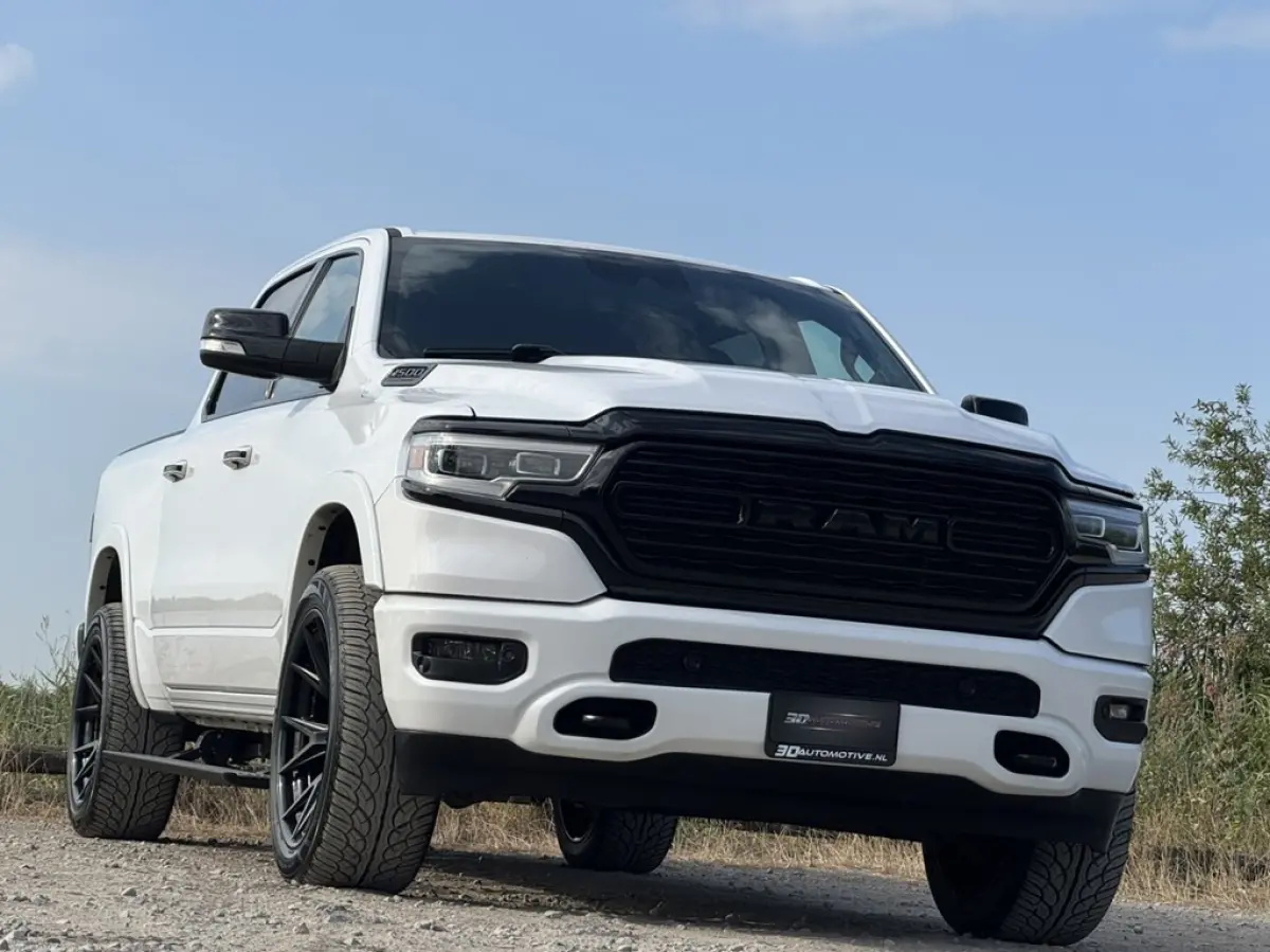 1500 LIMITED 5.7L V8, 1E EIG, LUCHTV, 22 INCH FUEL, SPLIT TAILGATE,