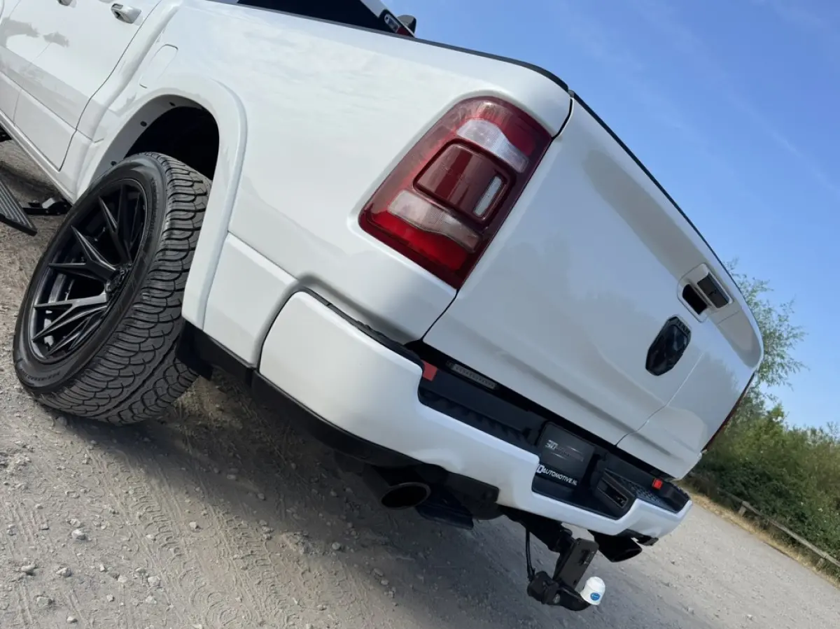 1500 LIMITED 5.7L V8, 1E EIG, LUCHTV, 22 INCH FUEL, SPLIT TAILGATE,