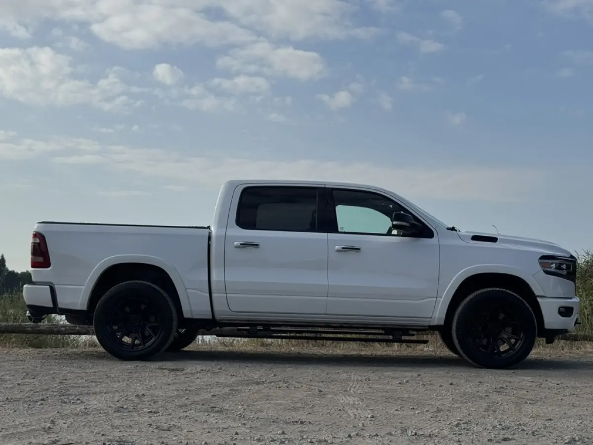 1500 LIMITED 5.7L V8, 1E EIG, LUCHTV, 22 INCH FUEL, SPLIT TAILGATE,