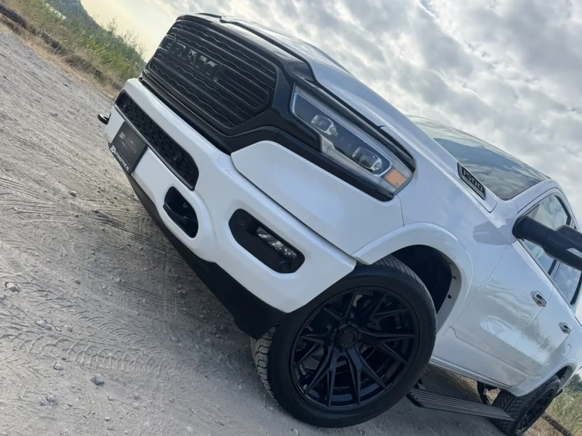 1500 LIMITED 5.7L V8, 1E EIG, LUCHTV, 22 INCH FUEL, SPLIT TAILGATE,