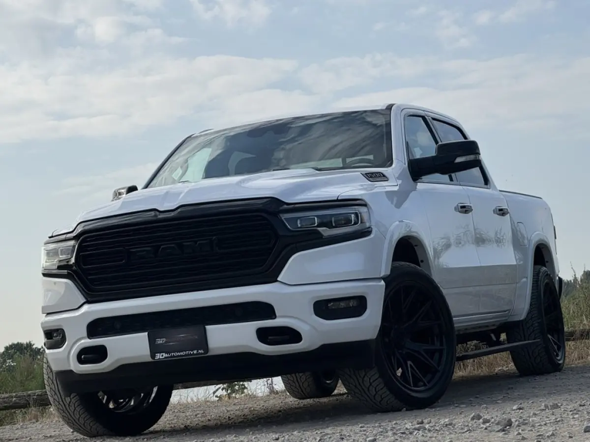 1500 LIMITED 5.7L V8, 1E EIG, LUCHTV, 22 INCH FUEL, SPLIT TAILGATE,