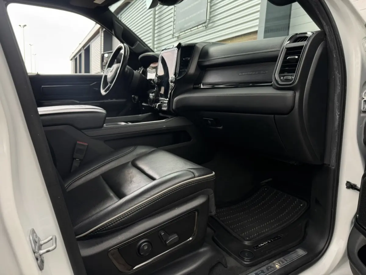 1500 LIMITED 5.7L V8, 1E EIG, LUCHTV, 22 INCH FUEL, SPLIT TAILGATE,