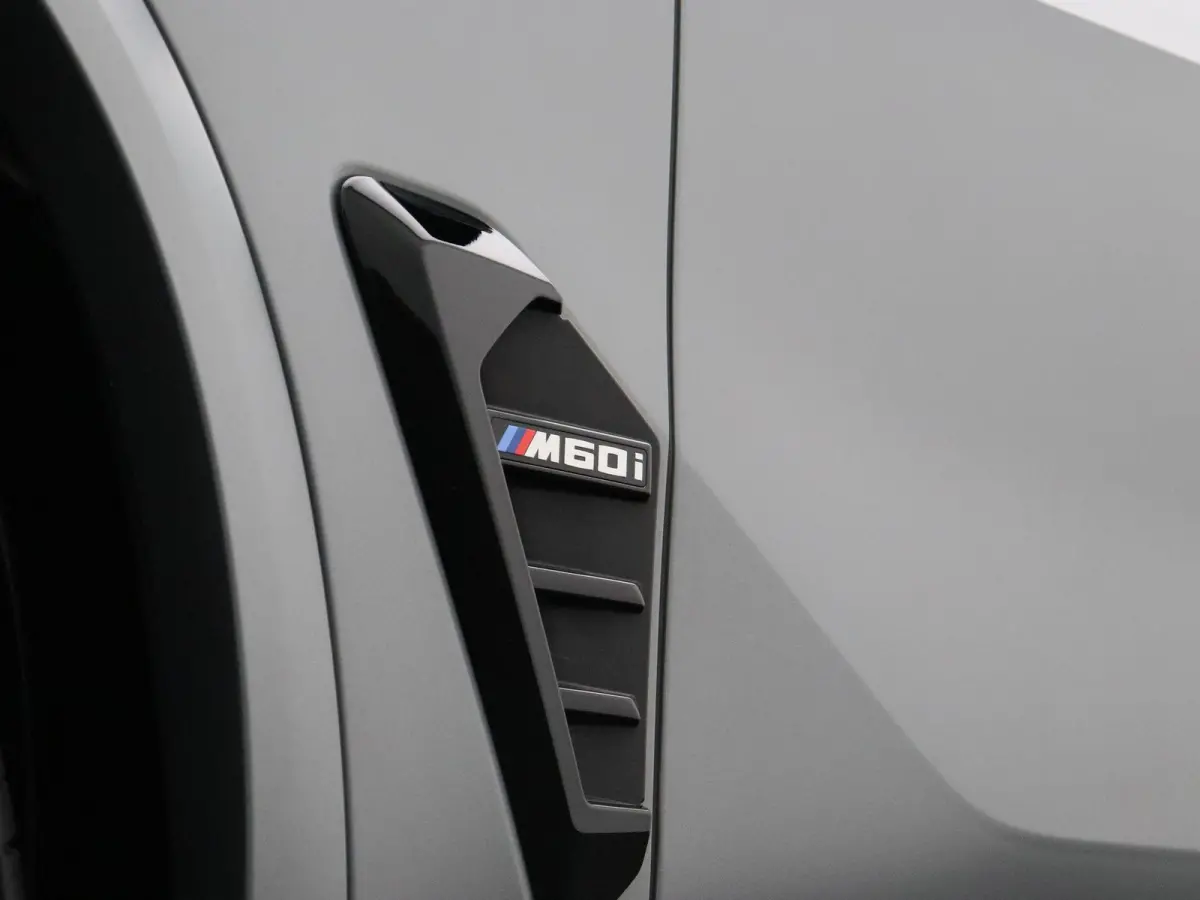 M60 M Sportpakket Pro | Travel Pack | Innovation Pack | Comfort Plus Pack | Exclusive Pack | M Sport uitlaatsysteem | Integral Active Steering | Adaptief onderstel | Soft Close | Panoramadak