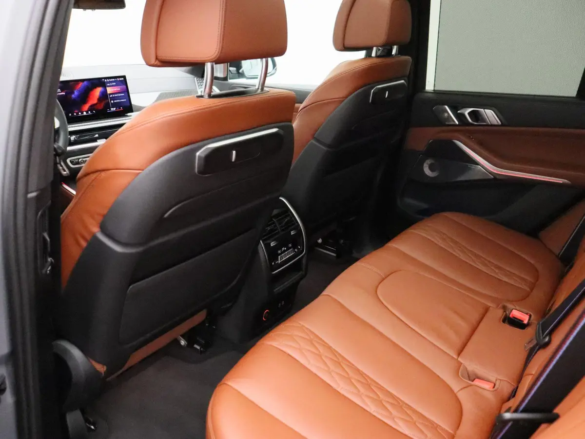 M60 M Sportpakket Pro | Travel Pack | Innovation Pack | Comfort Plus Pack | Exclusive Pack | M Sport uitlaatsysteem | Integral Active Steering | Adaptief onderstel | Soft Close | Panoramadak