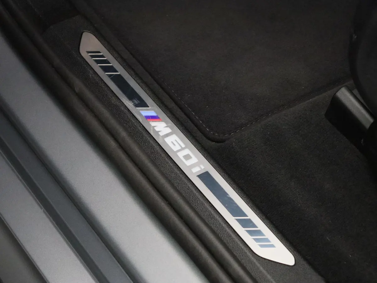 M60 M Sportpakket Pro | Travel Pack | Innovation Pack | Comfort Plus Pack | Exclusive Pack | M Sport uitlaatsysteem | Integral Active Steering | Adaptief onderstel | Soft Close | Panoramadak