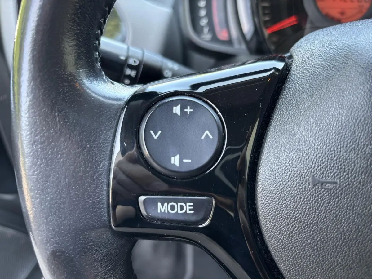 Top! Style 1.0 72pk | Camera | Stoelverwarming | Apple Carplay / Android Auto | Airco | Allseason banden |