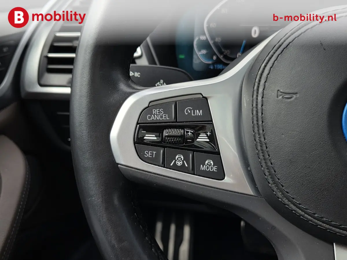 High Executive 80 kWh M-Sport 'Mineral-Weiss' Trekhaak Panoramadak | Head-Up | Harman/Kardon | Adaptive LED | ACC | DAB