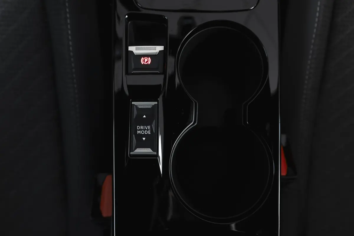 1.2 PureTech 130 PK Allure - Automaat | Dig. Cockpit | Adapt. Cruise | Stoelverw. | PDC | Camera | App. Connect | ECC | LM 17" |
