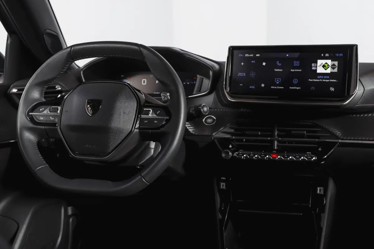 1.2 PureTech 130 PK Allure - Automaat | Dig. Cockpit | Adapt. Cruise | Stoelverw. | PDC | Camera | App. Connect | ECC | LM 17" |