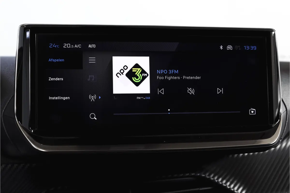 1.2 PureTech 130 PK Allure - Automaat | Dig. Cockpit | Adapt. Cruise | Stoelverw. | PDC | Camera | App. Connect | ECC | LM 17" |
