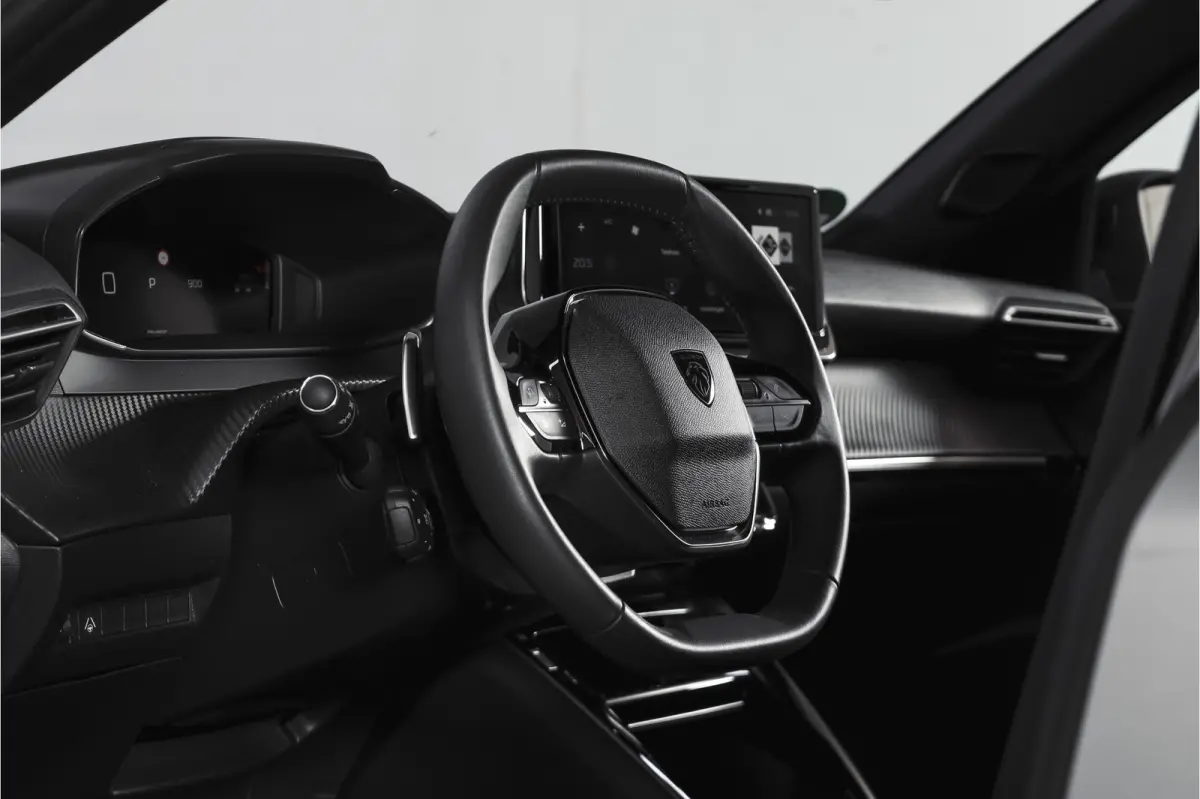 1.2 PureTech 130 PK Allure - Automaat | Dig. Cockpit | Adapt. Cruise | Stoelverw. | PDC | Camera | App. Connect | ECC | LM 17" |