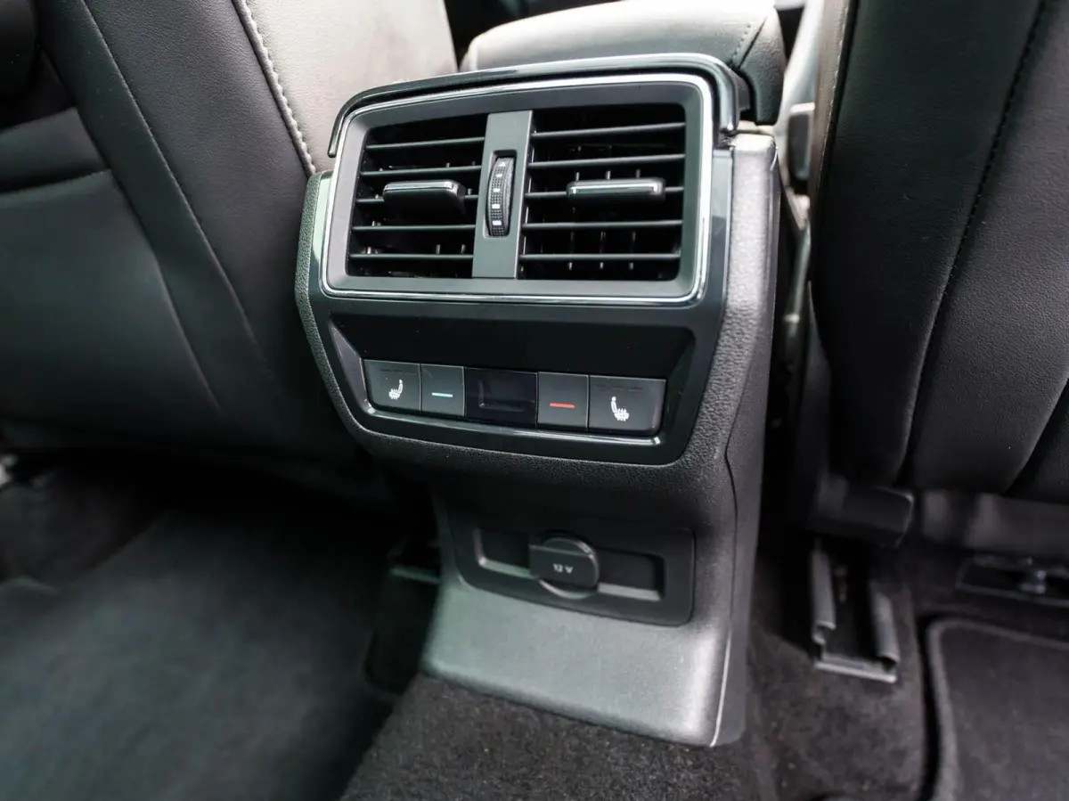 2.0 TSI DSG 180pk 4x4 Style Business Automaat | ECC | Carplay | Panoramadak | Trekhaak