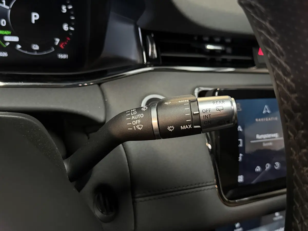1.5 P300e AWD R-Dynamic HSE 20"/Stoel + stuur + voorruitverwarming/Memorystoel/Meridian/Dodehoek/Keyless/Camera/Apple Carplay & Android Auto
