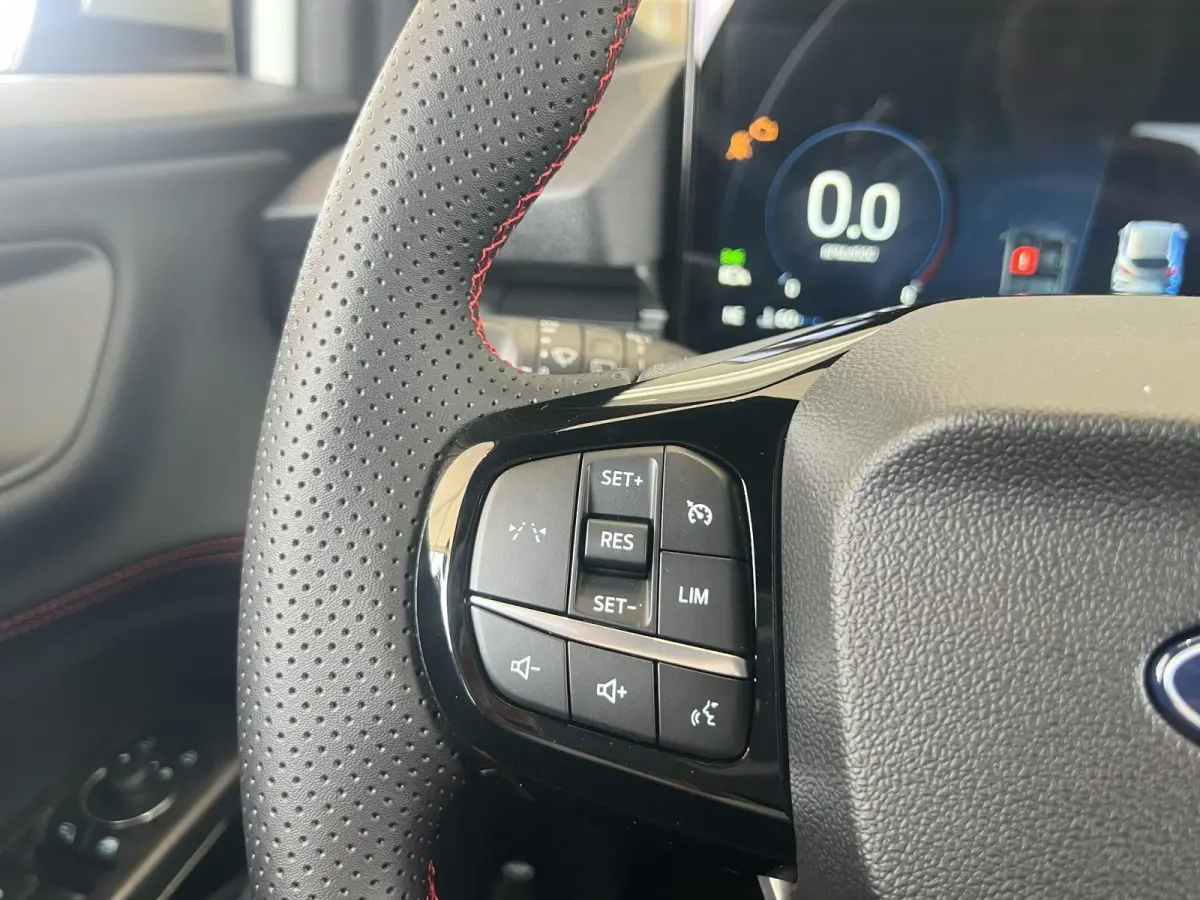1.0 EcoBoost ST-Line | Stoel/stuur voorruitverwarming | Elek. kofferklep | Keyless entry | Draadloos opladen