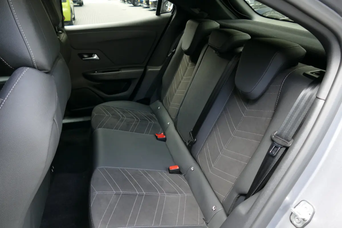 1.2 TURBO 130PK ULTIMATE AUTOMAAT ALCANTARA / STOEL-STUURVERWARMING / MASSAGESTOEL / CAMERA / KEYLESS/ FULL-LED / 18"LMV / NAVI / CLIMA / PDC / BLUETOOTH / CRUISECONTROL / 1E EIGENAAR / SCHI