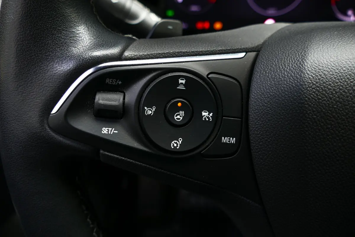 1.2 TURBO 130PK ULTIMATE AUTOMAAT ALCANTARA / STOEL-STUURVERWARMING / MASSAGESTOEL / CAMERA / KEYLESS/ FULL-LED / 18"LMV / NAVI / CLIMA / PDC / BLUETOOTH / CRUISECONTROL / 1E EIGENAAR / SCHI