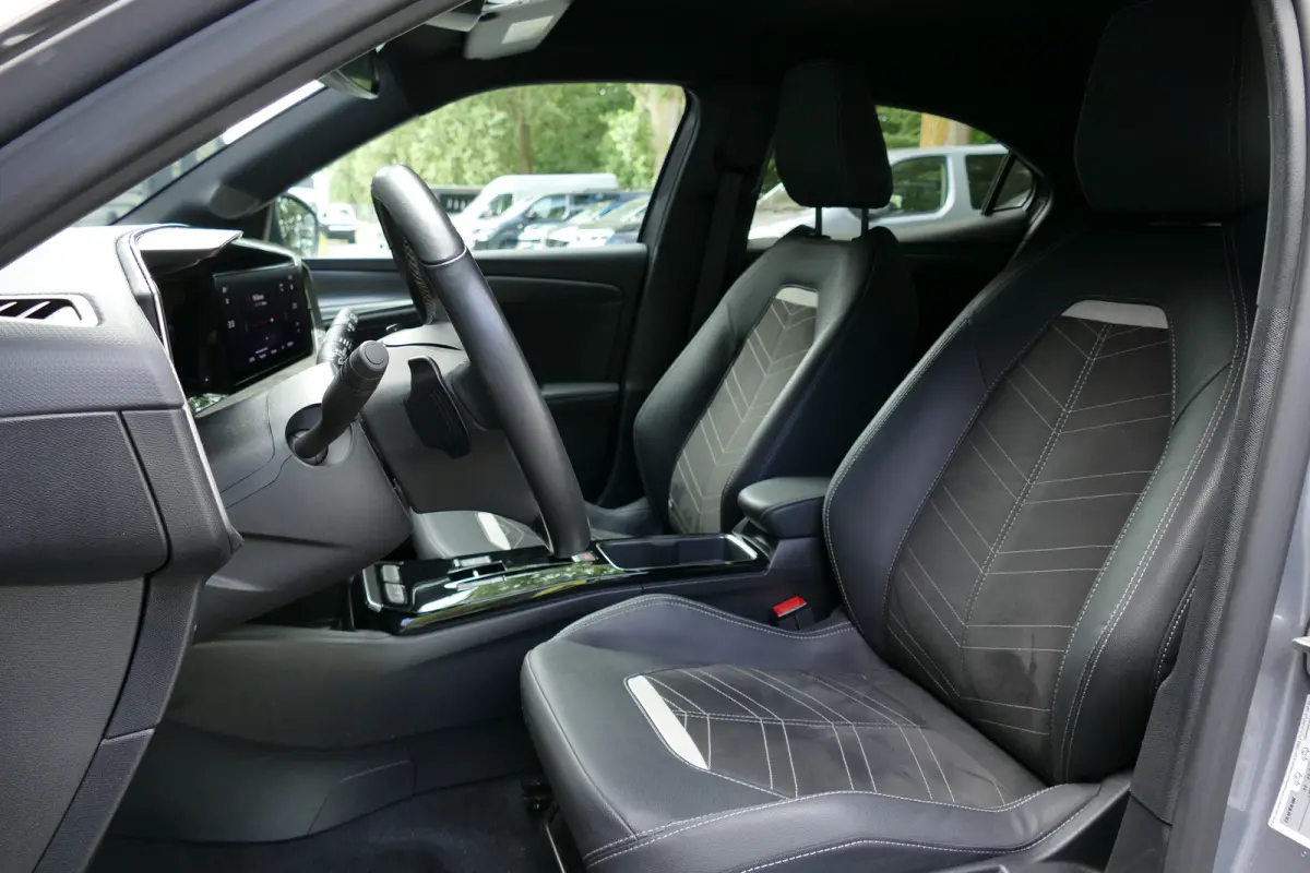 1.2 TURBO 130PK ULTIMATE AUTOMAAT ALCANTARA / STOEL-STUURVERWARMING / MASSAGESTOEL / CAMERA / KEYLESS/ FULL-LED / 18"LMV / NAVI / CLIMA / PDC / BLUETOOTH / CRUISECONTROL / 1E EIGENAAR / SCHI
