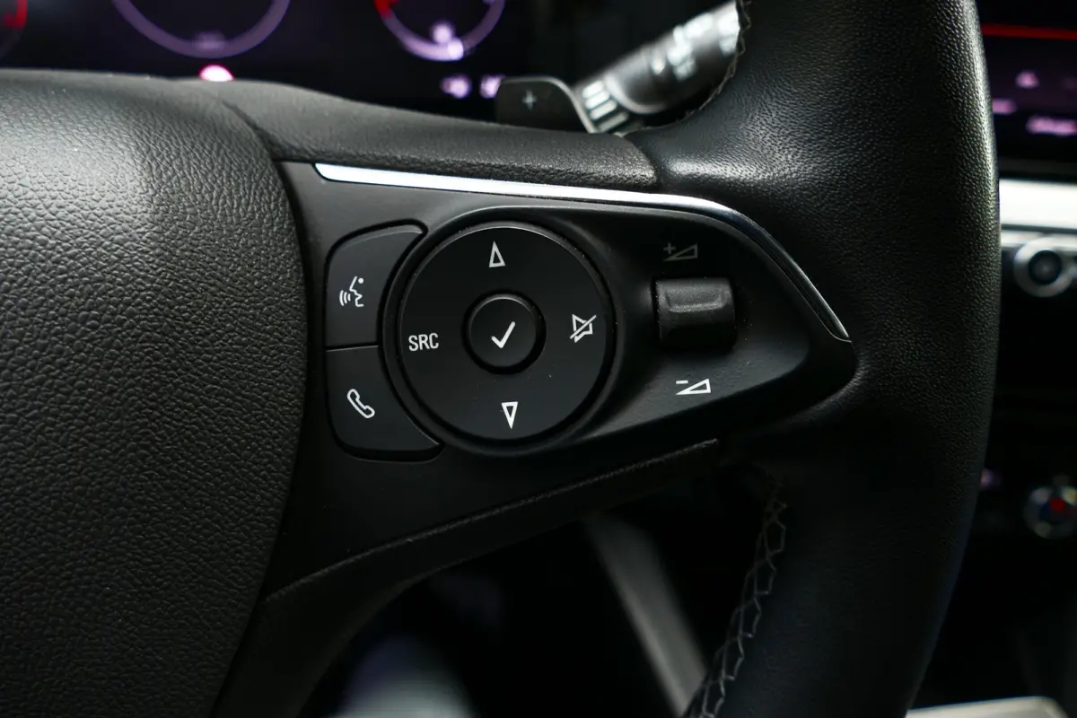 1.2 TURBO 130PK ULTIMATE AUTOMAAT ALCANTARA / STOEL-STUURVERWARMING / MASSAGESTOEL / CAMERA / KEYLESS/ FULL-LED / 18"LMV / NAVI / CLIMA / PDC / BLUETOOTH / CRUISECONTROL / 1E EIGENAAR / SCHI